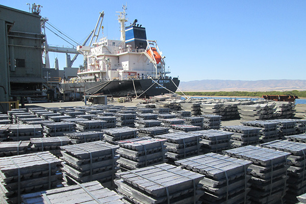 Verschiffung von Bleibarren am Hafen von Port Pirie (South Australia)