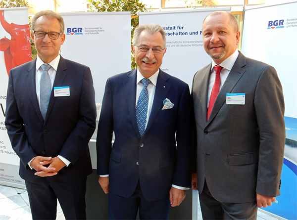BDI-Ausschussvorsitzender Hans-Joachim Welsch, BDI-Präsident Prof. Dieter Kempf und BGR-Präsident Prof. Dr. Ralph Watzel (Foto v. links) am BGR-Stand auf dem BDI-Rohstoffkongress.