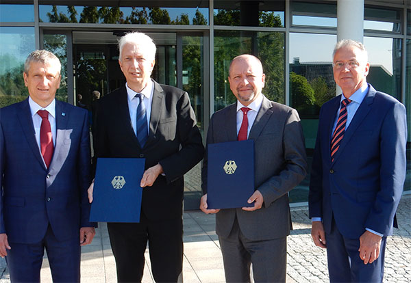 Dr. Thomas Lautsch, Dr. Ewold Seeba, Prof. Dr. Ralph Watzel und Gerhard Enste nach der Unterzeichnung der Vereinbarung (Foto v.li.)