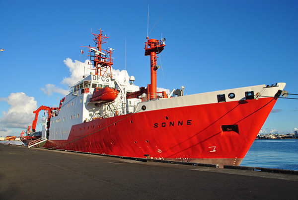 Das Forschungsschiff SONNE im Hafen