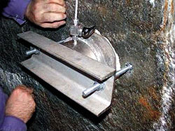 Oberflächenpacker zur Ermittlung der Durchlässigkeit in einem gefrästen Stollen im Granit 