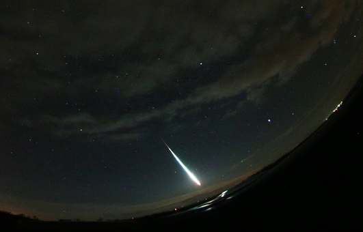Abb.1: All-sky Aufnahme des Meteoroiden mit einer Meteorkamera in Kocelovice, Tschechien in südwestlicher Richtung
