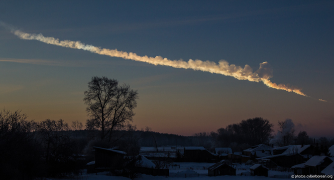 Foto des Tscheljabinsk-Meteoroiden beim Eintritt in die Erdatmosphäre, aufgenommen aus Jekaterinburg in ca. 200 km Entfernung