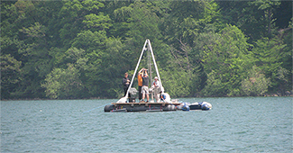 Entnahme langer Sedimentkerne aus dem Laacher See mit einem speziellen Floß der Universität Mainz