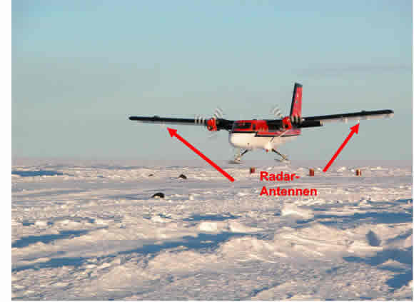 Das Messflugzeug DHC-6 mit den Radarantennen unter den beiden Tragflächen beim Start vom Basiscamp beim Mt. Cresswell in der Antarktis