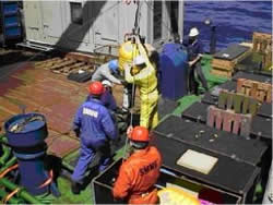 Ozeanbodenhydrophone.doc] werden auf den Meeresboden ausgebracht und nach den Messungen wieder an Bord des Schiffes aufgenommen.