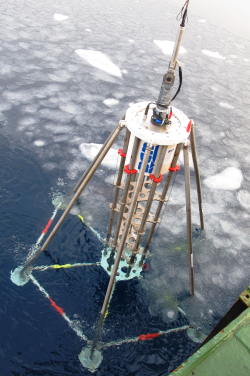 Einsatz der "hard ground" Wärmestromsonde  nördlich von Svalbard mit FS OGS EXPLORA