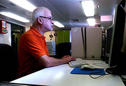 Thomas beim Texten im Datenzentrum  (Bild anzeigen)