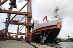 Das Forschungsschiff SONNE wird im Hafen von Colombo, Sri Lanka beladen