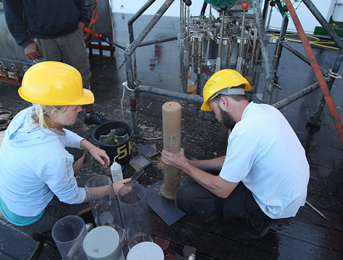 Die Biologen Katharina Kniesz und Klaas Gerdes entnehmen Sedimentproben aus dem “Multicorer“ (im Hintergrund). Beide arbeiten am Deutschen Zentrum für Marine Biodiversitätsforschung Wilhelmshaven