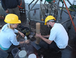 Die Biologen Katharina Kniesz und Klaas Gerdes entnehmen Sedimentproben aus dem “Multicorer“ (im Hintergrund). Beide arbeiten am Deutschen Zentrum für Marine Biodiversitätsforschung Wilhelmshaven
