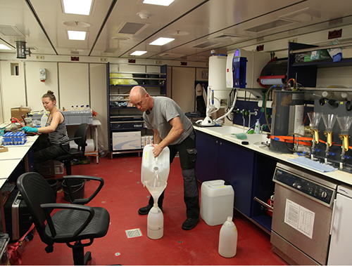 Geowissenschaftlerin Natalie Harms und Geologe und Biogeochemiker Dr. Niko Lahajnar von der Universität Hamburg untersuchen Wasserproben in ihrem Schiffslabor 