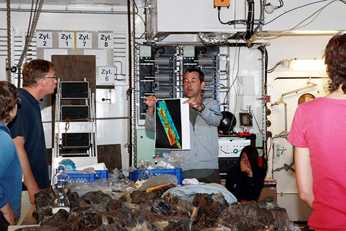 BGR-Geologe Dr. Ralf Freitag zeigt seine neue topografische Karte des Meeresbodens in Cluster 12 beim Morgenmeeting im Hangar
