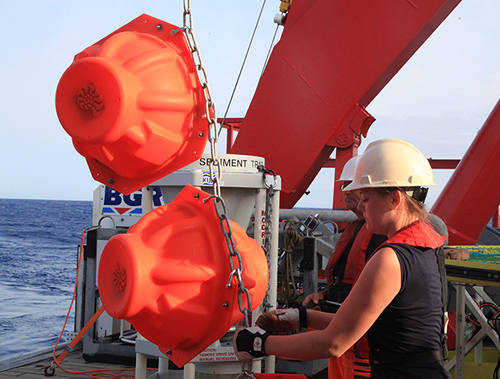 Geowissenschaftlerin Natalie Harms von der Universität Hamburg befestigt die roten Auftriebskörper für die Sedimentfallen miteinander