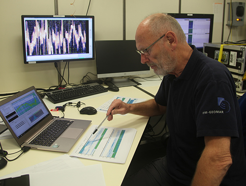 Geophysiker Dr. Willi Weinrebe aus Kiel ist Experte für Bathymetrie und kann aus den Daten von Schiff- und Fischerei-Echoloten Rückschlüsse auf das Leben in der Wassersäule ziehen