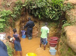 Studenten bei der Grundwasserprobenahme an ungefassten Quellen im Laterit