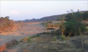 Der Zongwe-Fluss, ein Nebenfluss des Zambezi, während der Trockenzeit