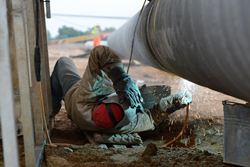Welding work during the construction of the Nordschwarzwald pipeline