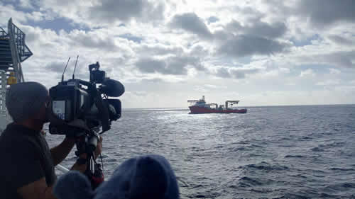 Lab rat looking over the shoulder of cameraman Thomas Aigner